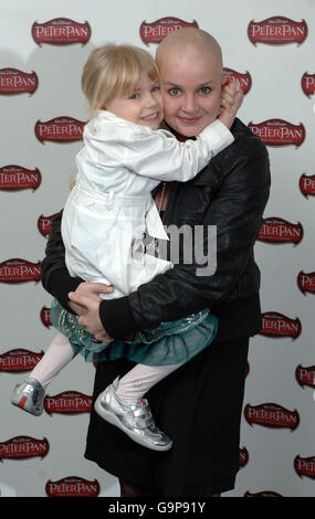 Gail porter (à droite) et sa fille Honey arrivent au Gala de projection de l'animation de Walt Disney Peter Pan, qui a eu lieu pour célébrer sa restauration et son arrivée sur Disney DVD, à l'Odeon West End à Leicester Square, Londres. Banque D'Images