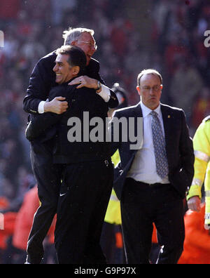 Sir Alex Ferguson, le Manager de Manchester United, célèbre John O'Shea dans la dernière phase contre Liverpool, tandis que Rafael Benitez, le Manager de Liverpool, semble abattu lors du match FA Barclays Premiership à Anfield, Liverpool. Banque D'Images