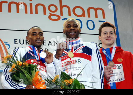 Phillips Idowu (au centre), lauréat de la médaille d'or en Grande-Bretagne, avec Nathan Douglas (à gauche), médaillé d'argent, et Aleksandr Sergeyev, médaillé de bronze, après l'épreuve de triple saut aux championnats d'athlétisme en salle européens à l'arène intérieure nationale de Birmingham. Banque D'Images