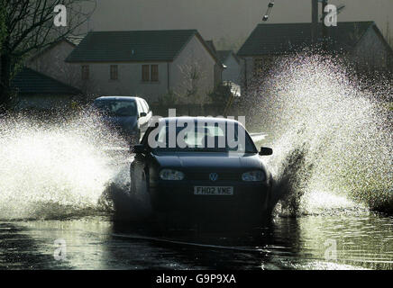 Les conducteurs traversent les eaux profondes après de fortes pluies nocturnes et des tempêtes qui ont inondé les zones des frontières écossaises. Banque D'Images