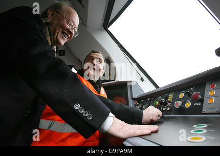 Le ministre des Transports, Martin Cullen, avec le président de la CIE, le Dr John Lynch, dans la cabine des nouveaux wagons de pointe livrés aujourd'hui à Iarnrod Eireann. Banque D'Images