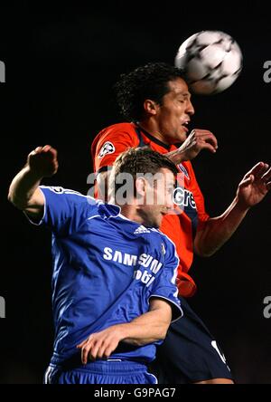 Football - UEFA Champions League - Premier Knockout Round - second Leg - Chelsea / FC Porto - Stamford Bridge.Eduardo Bruno Alves du FC Porto et Andriy Shevchenko de Chelsea. Banque D'Images