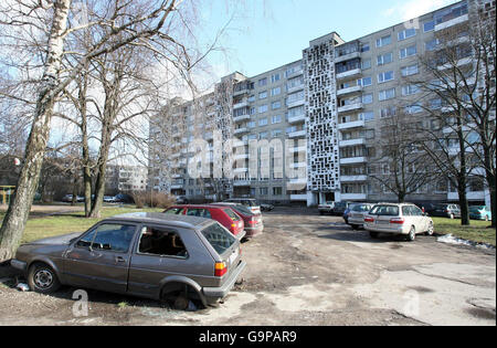 Voitures près des appartements en hauteur à Vilnius, Lituanie. Banque D'Images