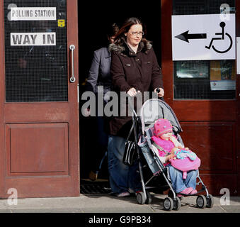 N les électeurs irlandais vont aux urnes. Les électeurs quittent un bureau de vote dans l'ouest de Belfast. Banque D'Images