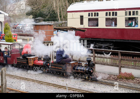 Cafe dans un petit bus avec un chemin de fer miniature en train à vapeur touristique donnant à Conwy Valley Railway Museum Betws-Y-Coed Wales Banque D'Images