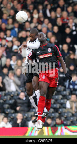 Fulham's Phillipe Christanval (à gauche) et Stoke City's Mamady Sidibe (à droite) lors de la quatrième manche de la FA Cup à Craven Cottage, Londres. Banque D'Images