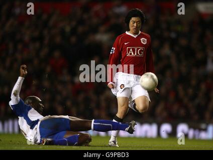 Football - FA Cup - quatrième tour - Manchester United / Portsmouth - Old Trafford.Le sol Campbell de Portsmouth (à gauche) glisse sur le Ji-Sung Park de Manchester United Banque D'Images