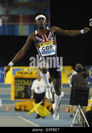 Athlétisme - Norwich Union International - Kelvin Hall.Phillips Idowu de Grande-Bretagne prend la deuxième place dans le triple saut lors de l'Union internationale de Norwich à Kelvin Hall, Glasgow. Banque D'Images