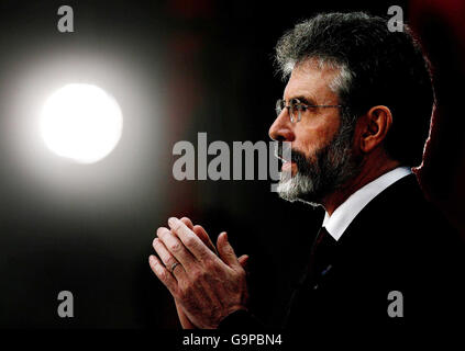 Le leader de Sinn Fein Gerry Adams s'adresse à l'extraordinaire ARD Fheis de son parti sur la police à la Royal Dublin Society à Dublin, en Irlande. Banque D'Images