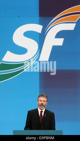 Le leader de Sinn Fein Gerry Adams s'adresse à l'extraordinaire ARD Fheis de son parti sur la police à la Royal Dublin Society à Dublin, en Irlande. Banque D'Images