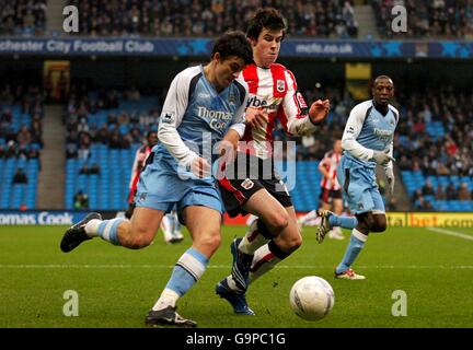 Football - FA Cup - quatrième tour - Manchester City / Southampton - The City of Manchester Stadium.Joey Barton (à gauche) de Manchester City et Gareth Bale (au centre) de Southampton se battent pour le ballon Banque D'Images