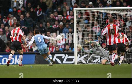 Football - FA Cup - quatrième tour - Manchester City / Southampton - The City of Manchester Stadium.Joey Barton de Manchester City (deuxième à partir de la gauche) marque ses côtés deuxième but du match Banque D'Images