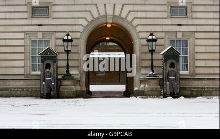 Forte chute de neige au Royaume-Uni. Chutes de neige sur Buckingham Palace dans le centre de Londres. Banque D'Images