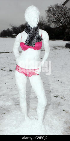 Une statue de neige d'elle Macpherson se dresse à Regents Park, dans le centre de Londres. Banque D'Images