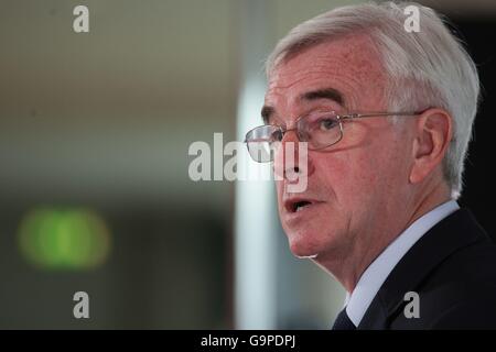 Shadow Chancellor John McDonnell prononce un discours à la Royal Festival Hall, Londres, comme Jeremy Corbyn accroché sur un air de défi en tant que chef du travail. Banque D'Images