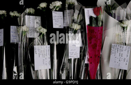 Fleurs et hommages à l'extérieur d'un appartement à Clapham, dans le sud de Londres, où Billy Cox, 15 ans, a été tué dans sa propre maison mercredi après-midi. Banque D'Images