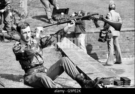 Un caporal vérifiant son SLR à la caserne de Pirbright, Surrey, alors que les gardes gallois se préparaient à partir pour les îles Falkland sur le QE2. Banque D'Images