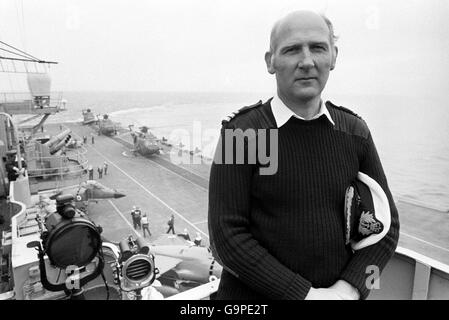 Commandant John Lock, officier exécutif du porte-avions HMS Hermes, le navire-amiral britannique de la force opérationnelle navale qui se dirige vers le sud pour les îles Falkland à la suite de l'invasion Argentine. Banque D'Images