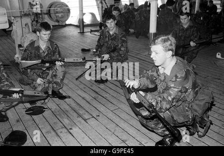 Le Matelot de 1re classe Edward Murphy (caméra de droite la plus proche) fore des bérets bleus de la force de combat du navire avec 762 SLR sur le pont du HMS Hermes, dans l'Atlantique sud avec la force opérationnelle Falklands. Banque D'Images