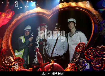 Arctic Monkeys fait un discours d'acceptation vidéo pour avoir reçu le prix du meilleur groupe britannique lors des Brit Awards 2007 au centre d'exposition Earls court dans le centre de Londres. Banque D'Images