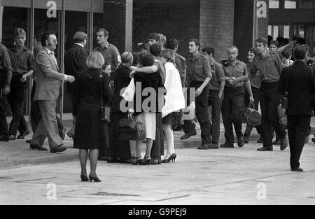 Les survivants du HMS Sheffield sont accueillis à leur arrivée à RAF Brize Norton. Banque D'Images