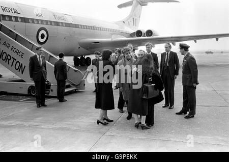 Le gouverneur des Falklands, Rex Hunt, est accueilli à son arrivée à la RAF Brize Norton par sa fille Diana. Alon au départ de Montevideo était sa femme Mavis (à gauche), son fils Anthony et 113 passagers, dont des représentants des îles Falkland et des Marines royales capturés par les Argentins. Banque D'Images