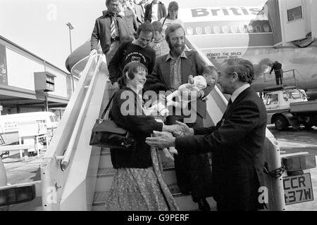 Le gouverneur des Falklands, M. Rex Hunt (à droite), accueille les habitants des îles Falkland à l'aéroport de gatwick lorsque plus de 30 sont arrivés en Grande-Bretagne à la suite de l'invasion des îles par l'Argentine. Banque D'Images