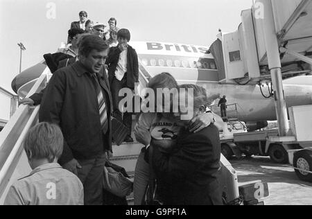 Le gouverneur des Falklands, M. Rex Hunt (à droite), accueille les habitants des îles Falkland à l'aéroport de gatwick lorsque plus de 30 sont arrivés en Grande-Bretagne à la suite de l'invasion des îles par l'Argentine. Ici, il embrasse Mme Tricia Luxton. Banque D'Images