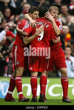 Steven Gerrard (à gauche) de Liverpool célèbre le quatrième but du match avec Dirk Kuyt (à droite) et Robbie Fowler (au centre). Banque D'Images