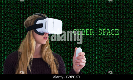 Jeune femme dans l'espace de cyber portant un casque VR Banque D'Images