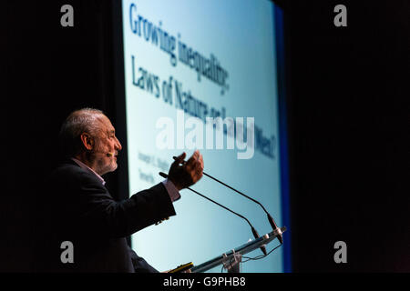 Joseph Eugene Stiglitz, ForMemRS, FBA, économiste parlant à Starmus festival à Ténérife. Il est professeur à l'Université Columbia Banque D'Images