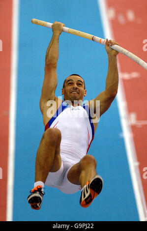 Sebrle romain de la République tchèque dans la section polevault de l'Heptathlon lors des championnats européens d'athlétisme en salle à la National Indoor Arena, Birmingham. Banque D'Images