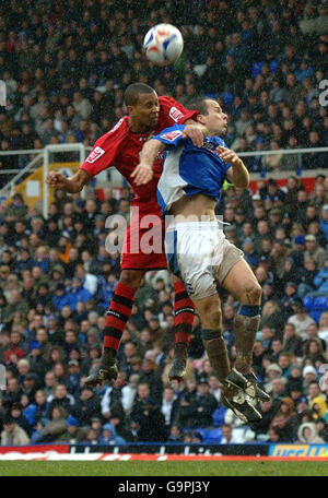 Stephen Clemence de Birmingham City (à droite) saute pour le ballon avec Matthew Green de Cardiff City lors du match de championnat Coca-Cola à St Andrews, Birmingham. Banque D'Images
