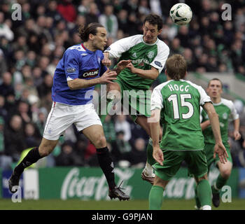 Guillaume Beuzelin d'Hibernian combat avec Dado Prso (à gauche) des Rangers lors du match de la Premier League de la Banque d'Écosse au stade de la route de Pâques, à Édimbourg. Banque D'Images