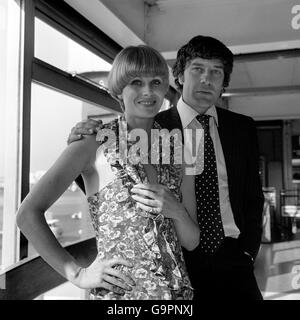 L'actrice Jonna Lumley et sa co-star Gareth Hunt à l'aéroport de Londres Heathrow ce matin, lorsqu'ils sont revenus de San Francisco, aux États-Unis, où ils ont fait la promotion de la série télévisée New Avengers dans laquelle ils apparaissent. Banque D'Images