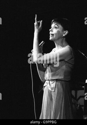 Judy Garland le chanteur dans le cadre de concert Banque D'Images