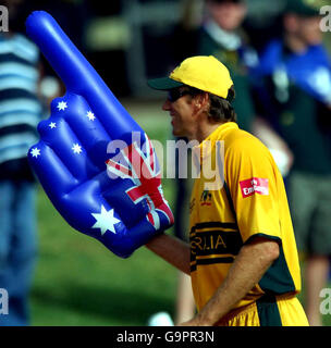 Glenn McGrath en Australie avec une main en plastique donnée par un fan lors d'une session de filets au Kensington Cricket Club, Kingston, Jamaïque. Banque D'Images