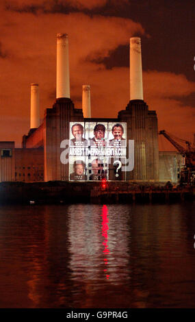 Les visages du président américain George W. Bush, du président du Zimbabwe Robert Mugabe, du Premier ministre britannique Tony Blair, du président russe Vladimir Poutine et du dirigeant nord-coréen Kim Jong-il, Projeté sur la station Battersea Power de Londres pour promouvoir ce qui est considéré comme la première chanson interactive du monde. Banque D'Images