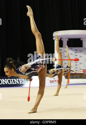 Tsvetelina Stoyanova à partir de la Bulgarie en spectacle avec le groupe bulgare pendant 33e Championnats du monde de gymnastique rythmique Banque D'Images