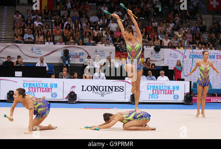 Tsvetelina Stoyanova à partir de la Bulgarie en spectacle avec le groupe bulgare pendant 34e Championnats du monde de gymnastique rythmique Banque D'Images