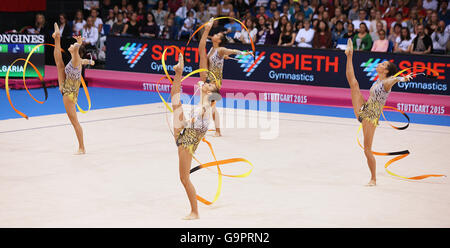 Tsvetelina Stoyanova à partir de la Bulgarie en spectacle avec le groupe bulgare pendant 34e Championnats du monde de gymnastique rythmique Banque D'Images