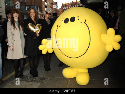 De gauche à droite : Nicola Roberts, Kimberley Walsh et Sarah Harding de Girls à haute voix lors d'une séance photo pour lancer le Variety Club Gold Heart Appeal, à Harrods, dans le centre de Londres. Banque D'Images