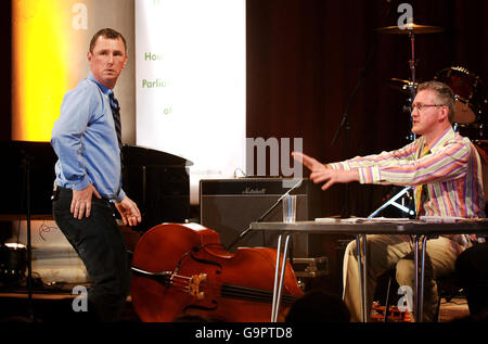 Nigel Evans et Lembit Opik (à droite) pendant leur pop stars-the Rivals routine, comme ils prennent part à la neuvième annuelle Macmillan cancer support Palais parlementaire des variétés à St John's , Westminster. Banque D'Images