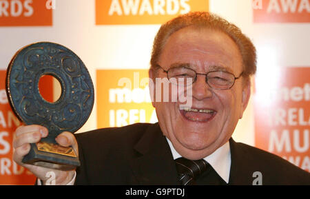 DJ Larry Gogan qui a remporté le prix de l'industrie aux Meteor Music Awards 2007 au point Theatre de Dublin. Banque D'Images