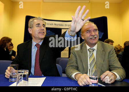 Liam Doran (à gauche), secrétaire général de l'Organisation irlandaise des infirmières et infirmiers (INO), et des Kavanagh, secrétaire général de l'Association des infirmières et infirmiers psychiatriques, au siège de l'INO à Dublin, où ils ont annoncé que leurs membres avaient voté en grève à moins d'avoir de meilleures conditions de travail. Banque D'Images