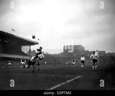 (G-D) Graham Stanley de Bolton Wanderers défie George Eastham d'Arsenal alors que ce dernier lashe la balle dans la foule Banque D'Images