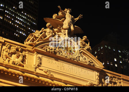 Les sculptures Jules-Alexis Coutans de Mercury, Hercules, et Minerva au-dessus de l'entrée principale de Grand Central Station, dans le centre ville de Manhattan New York, la nuit. Banque D'Images