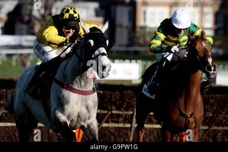 Richard Johnson passe à Detroit City (à gauche) et Tony McCoy à Straw Bear s'affronte lorsqu'ils viennent au-dessus de la dernière clôture, tandis que Johnson gagne l'haies britannique Agfa (répertoriées) à Sandown Park, Banque D'Images