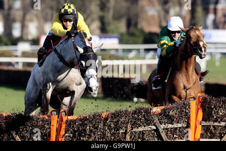 Richard Johnson passe à Detroit City (à gauche) et Tony McCoy à la bataille de l'ours en paille, alors que Detroit City remporte la course Agfa Hurdle Race (répertoriée) à l'hippodrome de Sandown. Banque D'Images