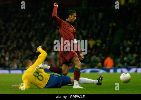 Cristiano Ronaldo, du Portugal, passe devant Gilberto Silva (à gauche) au Brésil lors d'un international amical au stade Emirates, à Londres. Banque D'Images